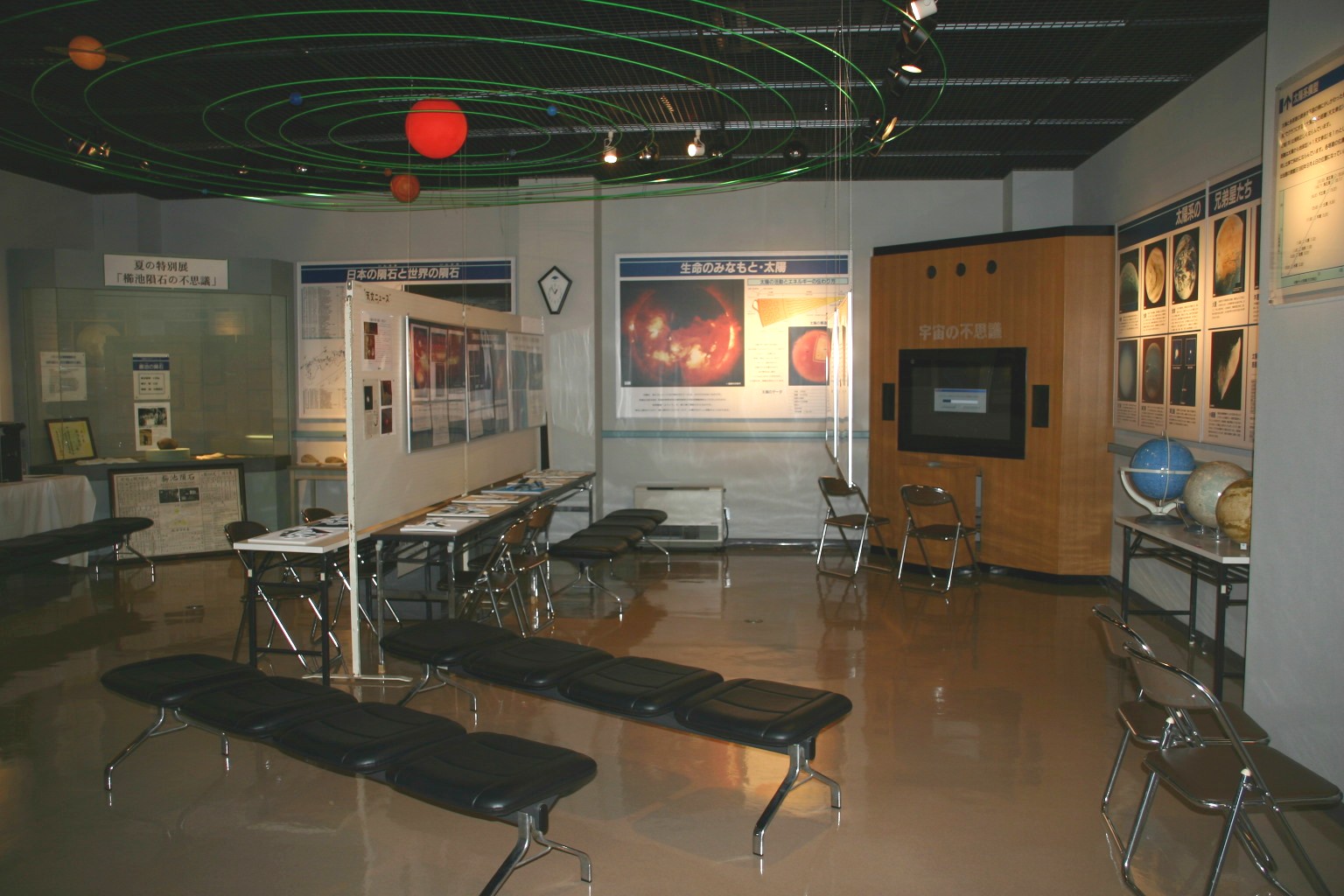 左側：隕石関係の展示　右側：太陽系等の展示